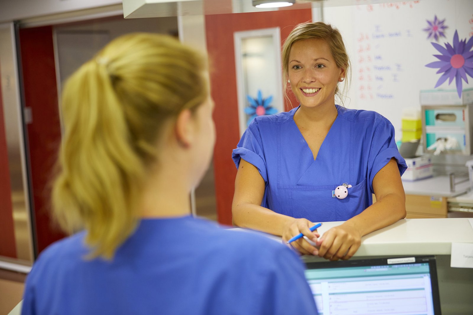 Zwei Krankenschwestern unterhalten sich