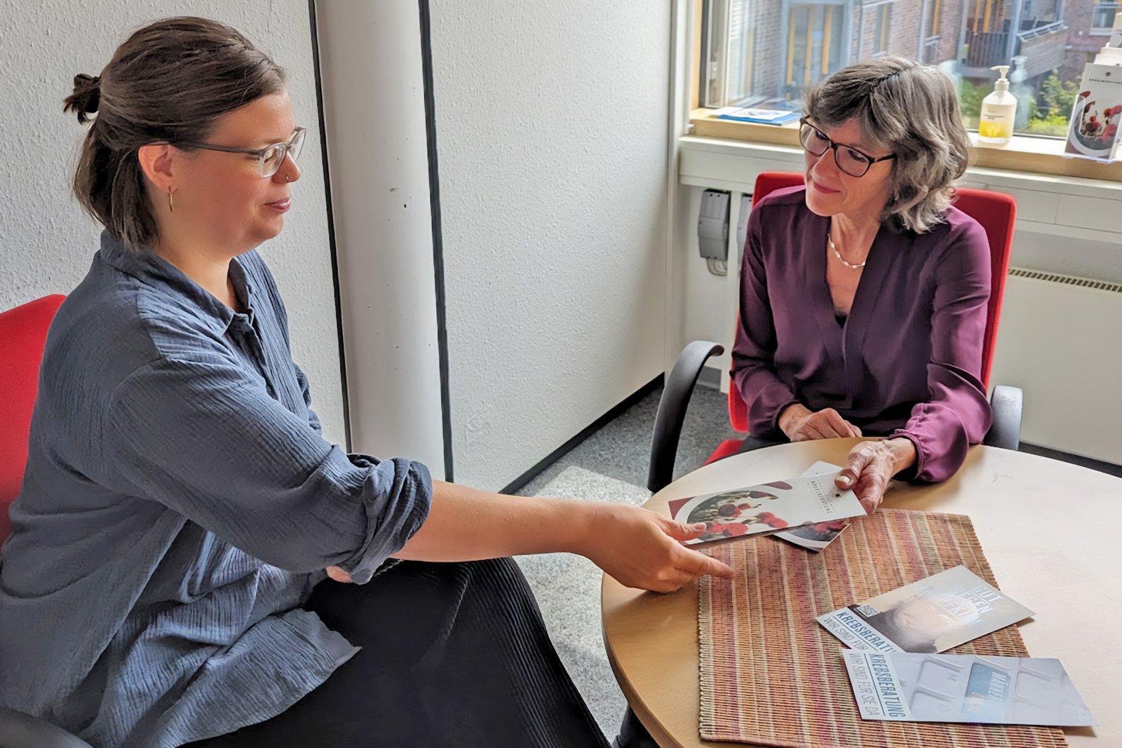 Zwei Personen im Beratungsgespräch