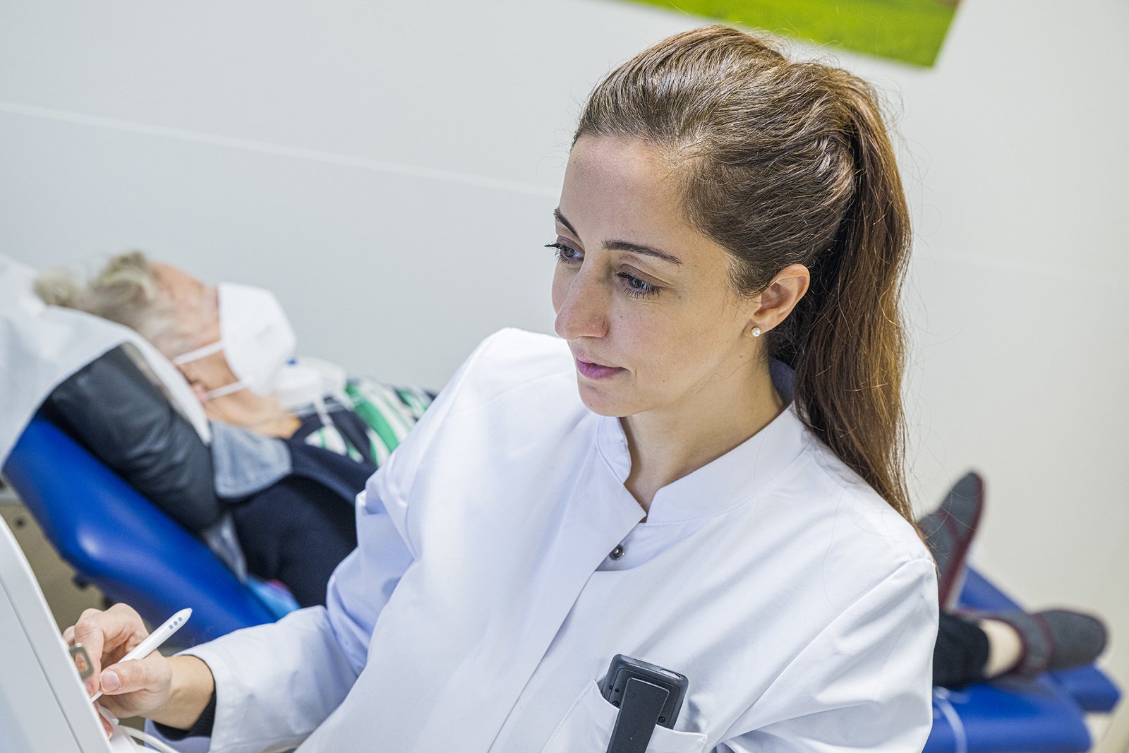 Dr. Kaya mit einem Patienten